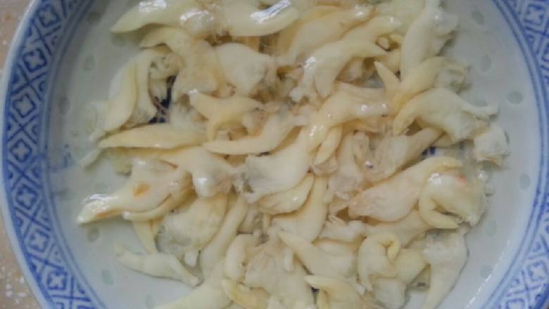 贝尖炒芹菜,把贝尖用清水泡软洗净