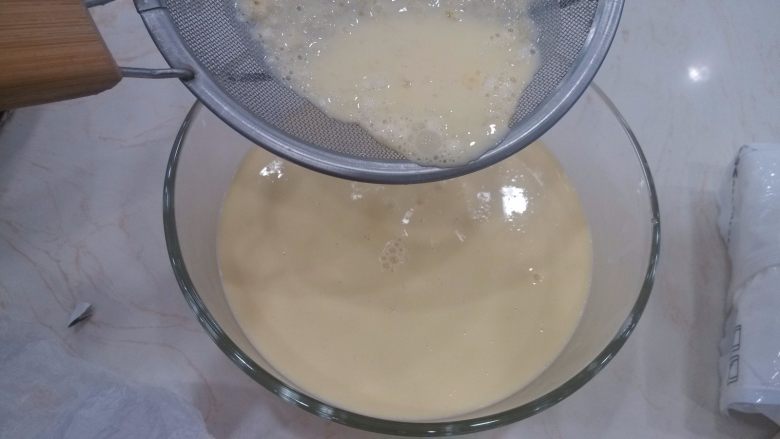 港式蛋挞,最后加入过筛的低粉拌匀,面糊过筛备用