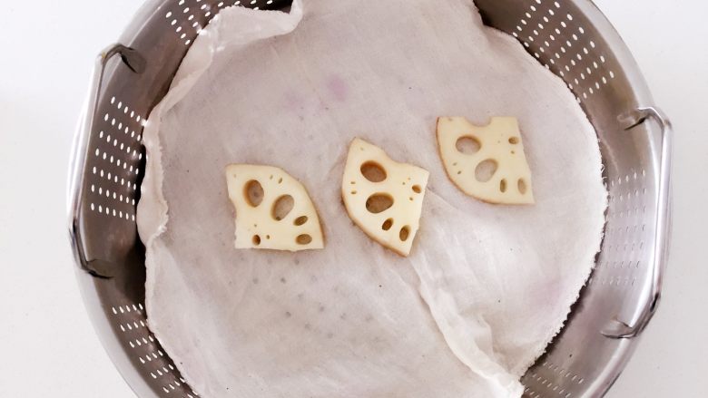 莲藕米糊—让宝宝食欲大增6M ,把莲藕切片,放入蒸锅中,冷水入锅中大火蒸15-20分钟,莲藕不易熟,尽量切薄片。