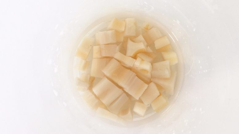 莲藕米糊—让宝宝食欲大增6M ,把蒸熟的莲藕切小块,放入搅拌机中,加少许温开水,淹没过食材即可。