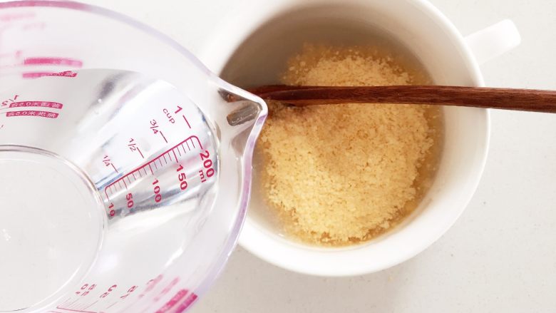 莲藕米糊—让宝宝食欲大增6M ,加入含铁配方米粉,然后加温开水冲调成稀糊状,边加温开水边搅拌。