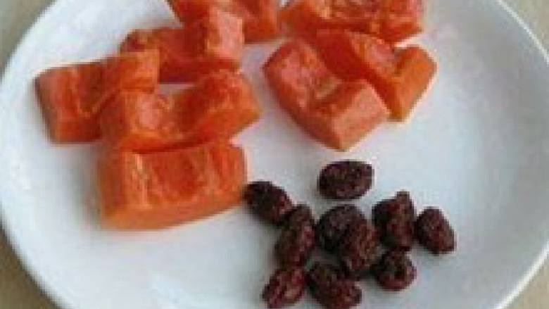 木瓜红枣炖鲜奶,<a style='color:red;display:inline-block;' href='/shicai/ 590'>木瓜</a>去皮去籽，切成段，<a style='color:red;display:inline-block;' href='/shicai/ 2470'>红枣</a>洗净