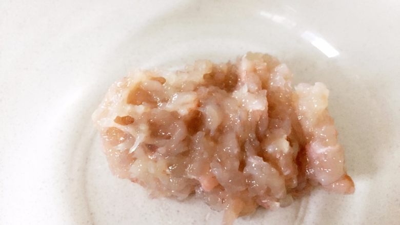 虾滑酿青菜—吃一个青翠诱人的小花朵吧!,鲜虾洗净,用牙签从虾壳二节处挑出泥线,将虾肉用刀剁成泥,尽量剁碎,这样最后成品会更加好看,肉质也更加有弹性。