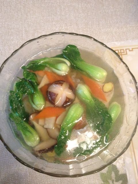 敲虾汤,腌制完毕取出放案板用淀粉敲制虾饼。一张张放入热水煮沸捞出备用。配料<a style='color:red;display:inline-block;' href='/shicai/ 4613'>肉丝</a>，<a style='color:red;display:inline-block;' href='/shicai/ 9178'>笋丝</a>炒熟后加入调料，根据人数放入适量清水煮沸，加入虾片，香菇，<a style='color:red;display:inline-block;' href='/shicai/ 7607'>小青菜</a>出锅。