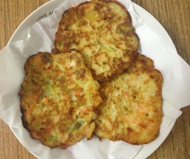 黑胡椒土豆饼,锅内放油,用勺子舀一勺面糊,轻放锅中,中火煎,翻面之前放点<a style='color:red;display:inline-block;' href='/shicai/ 134333'>黑胡椒</a>。两面金黄出锅。