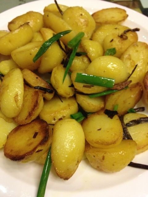韭菜虾皮炒土豆,土豆放入高压锅，大火开后倒水，晾干备用。