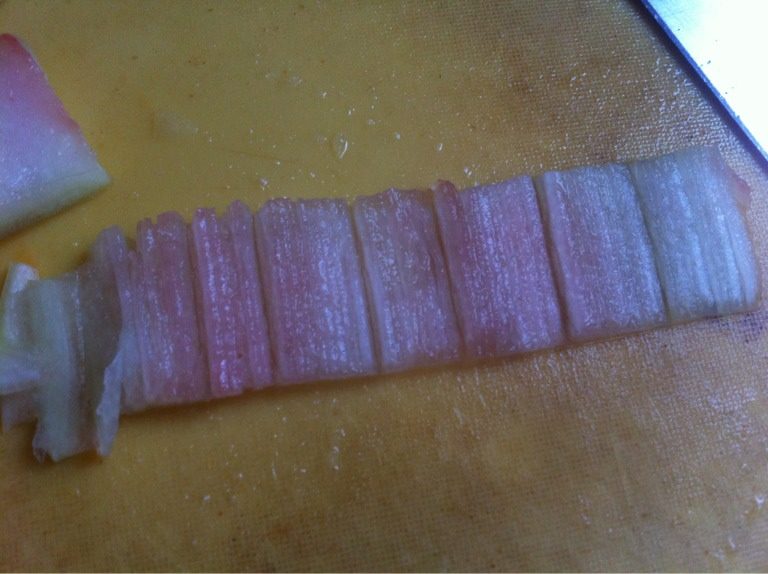 凉拌翠衣,中间白色部分(也可能略带些红瓤)切成薄片