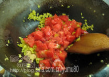 西红柿打卤面,加入西红柿丁，加<a style='color:red;display:inline-block;' href='/shicai/ 10588'>糖</a>调味，炒至变成泥