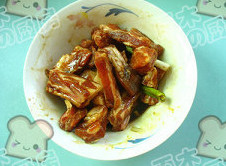 粽香糯米排骨,腌<a style='color:red;display:inline-block;' href='/shicai/ 434'>排骨</a>,加入料酒,五香粉,酱油,蚝油,盐,白糖,葱,黑胡椒粉,香油各适量腌渍20分钟。