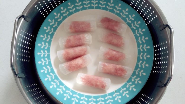 清蒸萝卜肉卷,放入蒸锅中,萝卜卷的封口处朝下哈,这样不容易散开。冷水入锅,水开后8-10分钟就差不多了。