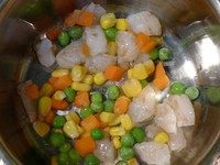 鲜虾蔬菜粥,锅中倒少许油,油热后将虾肉和蔬菜一起下锅翻炒几下