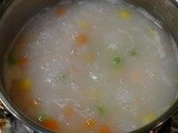 鲜虾蔬菜粥,水开后转小火,煮至米粒烂熟,粥粘稠