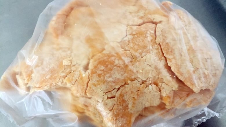 缤纷手工营养面-让宝贝快乐成长的健康辅食,放入保鲜袋中醒发,直接放入冰箱冷藏半个到一个小时,水份就会被彻底吸收,醒发后的面团会变软。
》用机器做面条,最好后面不撒干粉,所以这个步骤无法揉成团,如果这一步你可以揉成团了,后面压面的时候肯定会粘住,然后需要撒大量干粉。