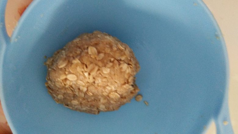 低脂快手的燕麦饼干,
加入水,轻轻拌匀成团