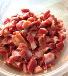 炒烤鸡胗,<a style='color:red;display:inline-block;' href='/shicai/ 100'>鸡胗</a>洗净切丁，用<a style='color:red;display:inline-block;' href='/shicai/ 718'>料酒</a>腌10min