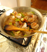 猴头菇鲜虾烧豆腐,把所有调料兑成调味汁倒入锅中