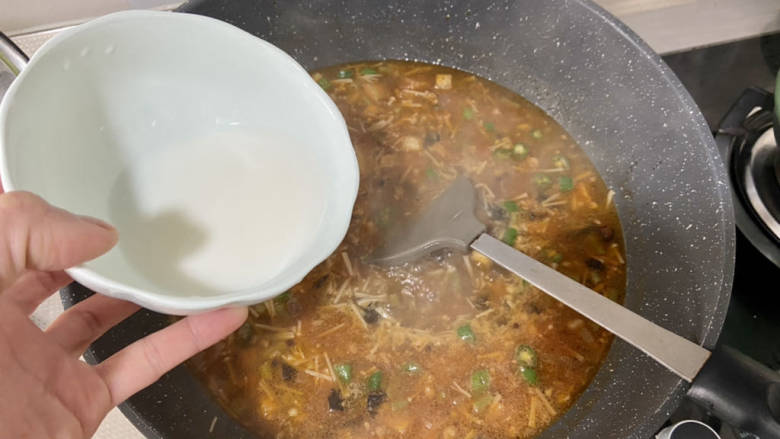豆腐卤面➕肉末豆腐汤卤面,转中大火,淋两汤匙水淀粉勾薄芡,汤汁稍微浓稠一点就可以