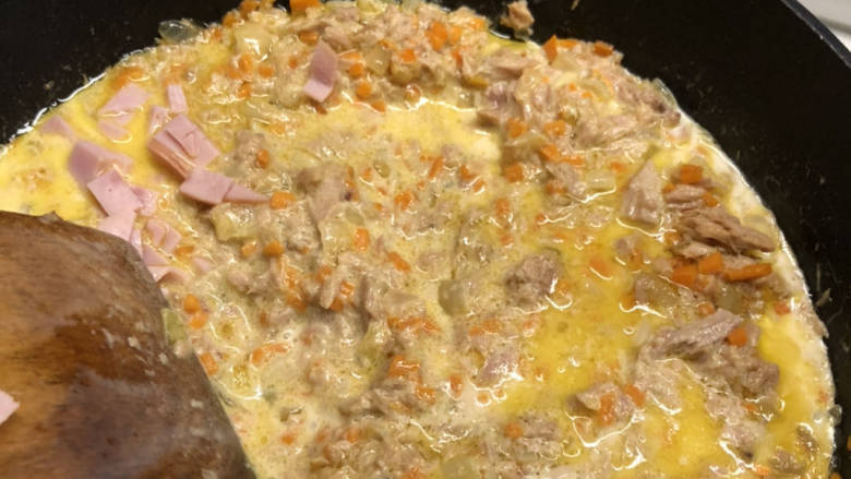 吞拿鱼意面🍝,加入牛奶/奶油后,再少量多次的加入意面水。