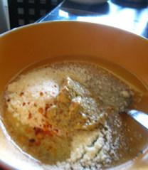 意大利风格烤三文鱼,把包括油在内的所有调味料搅匀