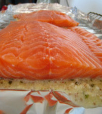 意大利风格烤三文鱼,铝箔上均匀涂一层调味料，三文鱼块洗净，皮朝下放到铝箔上