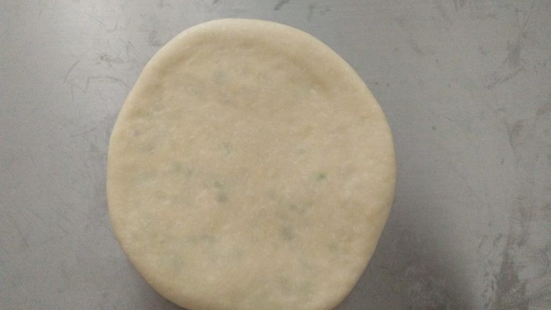 香葱苏打饼干,用擀面杖擀成圆饼形状,盖上保鲜膜松驰10分钟