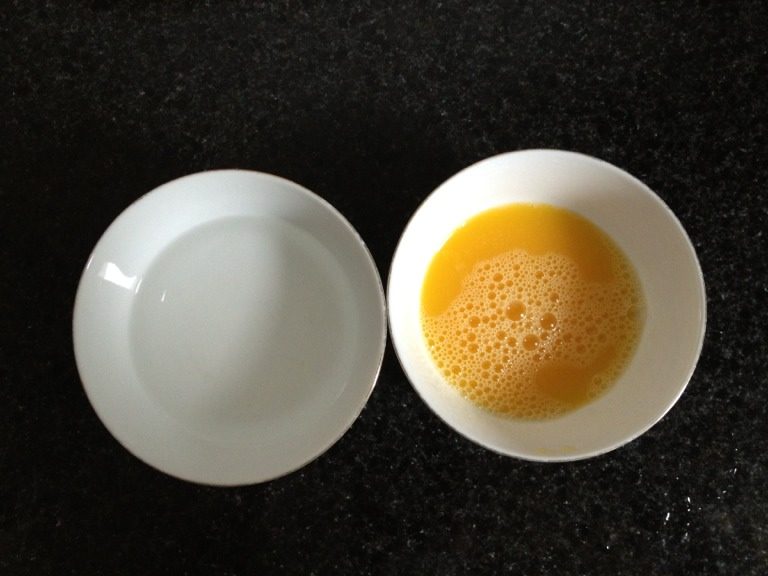 脆臊蒸蛋,适量放点盐把蛋打散,加入跟蛋液同量的凉开水混合