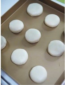 黑芝麻酥皮月饼,利用左手虎口处慢慢将皮向上收紧,口收好后,去除多余面团,整理成圆形,收口朝下稍按压成型
