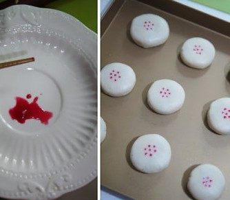 黑芝麻酥皮月饼,准备红色食用色素,筷子,用筷子头在月饼上点花纹,入预热好的烤箱,180度上下火中层20-25分钟。