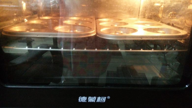 彩色甜甜圈, 烤箱预热,170度烤20分钟