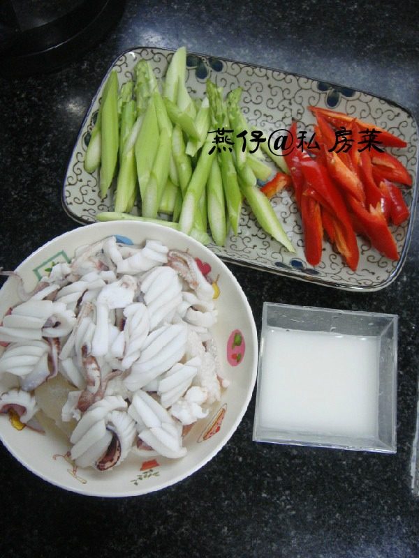 鱿鱼炒芦笋,如图把所有食材洗净,切好备用。