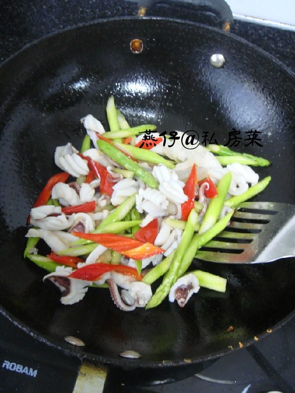 鱿鱼炒芦笋,如图热锅，倒油，下蒜瓣，翻炒爆香后，把所有食材一同入锅，快速翻炒，加入盐，<a style='color:red;display:inline-block;' href='/shicai/ 3729'>白糖</a>，<a style='color:red;display:inline-block;' href='/shicai/ 134296'>白胡椒粉</a>，继续翻炒后，倒入水淀粉，<a style='color:red;display:inline-block;' href='/shicai/ 717'>味精</a>快速翻炒后，出锅即可。