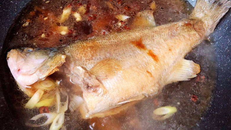 鲈鱼炖豆腐,加入水,慢炖10分钟。
