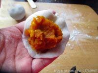 甜菊冰皮南瓜月饼,使用糕粉(蒸熟或炒熟的糯米粉)防粘,将饼皮拍成圆形,包一份馅料