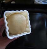 京式提浆五仁月饼,放入月饼胚(如果怕粘也可以在月饼胚上也滚上一层面粉)