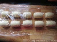 苏式松仁枣泥&椒盐麻仁月饼,再一次收口朝上,擀成长形,自上而下卷起来,盖上保鲜膜松弛15分钟