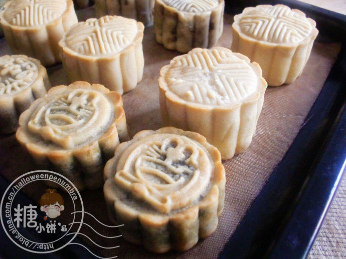 豆沙月饼,烤箱预热170℃,中层上下火烤5-7分钟