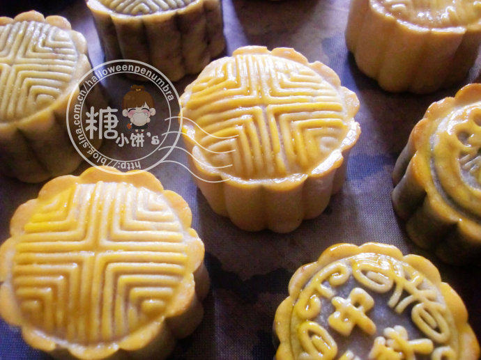 豆沙月饼,取出刷蛋黄液,回炉开单上火烤至上色即可