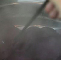 山寨版紫薯月饼,<a style='color:red;display:inline-block;' href='/shicai/ 2643'>紫薯</a>洗净切厚片,上屉蒸(以筷子能轻松穿透的程度为准)