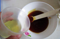 木糖醇山药&紫薯月饼,<a style='color:red;display:inline-block;' href='/shicai/ 140122'>玉米油</a>25克,加入到糖浆中继续搅拌均匀