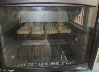 木糖醇广式莲蓉月饼,烤箱200度预热,入烤箱前月饼表面喷上一点水,倒数第二层烤5分钟定型后取出,表面小心刷上蛋黄液,倒数第三层再烤15分钟后即可