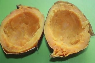 芝士烤甜红薯,融化2汤匙黄油,刷在红薯壳内部,然后撒上盐和胡椒。