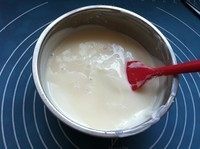 三色慕斯杯子蛋糕,泡软的吉利丁片捞出放入20g<a style='color:red;display:inline-block;' href='/shicai/ 13431'><a style='color:red;display:inline-block;' href='/shicai/ 13431'>纯牛奶</a></a>中,隔水加热融化后晾至室温,与奶酪糊混合。