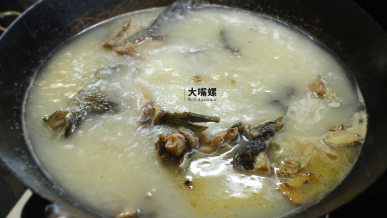 特色螺蛳斑鱼锅丨大嘴螺,中火熬煮15分钟,煮至鱼汤变成米白色(斑鱼营养丰富,富含各种有益物质)