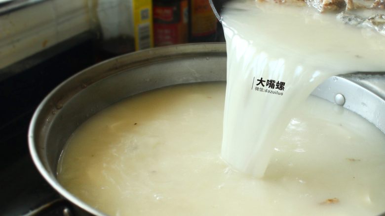 特色螺蛳斑鱼锅丨大嘴螺,将鱼骨汤倒入锅内,鱼骨可留可弃