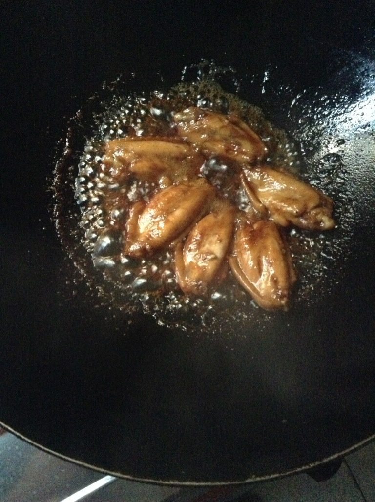 可乐鸡翅,用盖焖至汤汁变稠(也可不盖盖子),大火收汁。汁快没的时候就可以关火捞出了。记得要时不时的翻一下鸡翅啊,不然味道就不均匀,颜色也不好看。