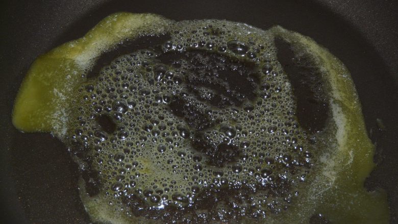 鸡肉奶酪意大利面,把烤箱的温度降低到160度。意大利面做调味汁,用平底锅,中火加热融化黄油。加入<a style='color:red;display:inline-block;' href='/shicai/ 519'>面粉</a>略炒拌匀,约30秒。慢慢倒入牛奶,边煮边搅拌,3-5分钟。