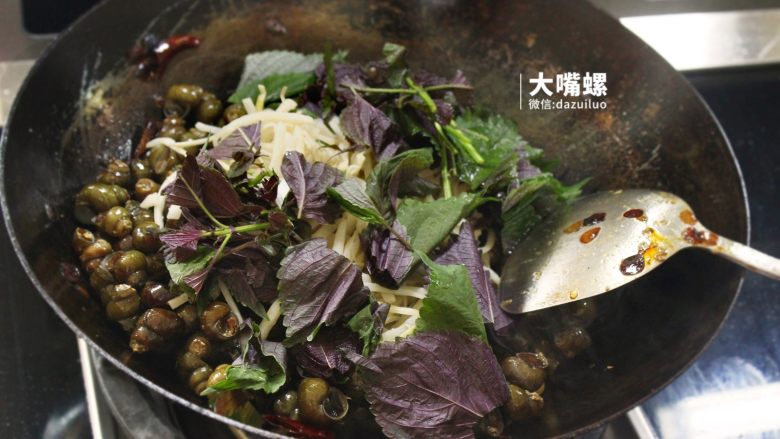 紫苏炒石螺丨大嘴螺,重要的东西上场,将事先沥干水的酸笋和<a style='color:red;display:inline-block;' href='/shicai/ 3374'>紫苏</a>放入,这两样可谓是炒螺的灵魂所在