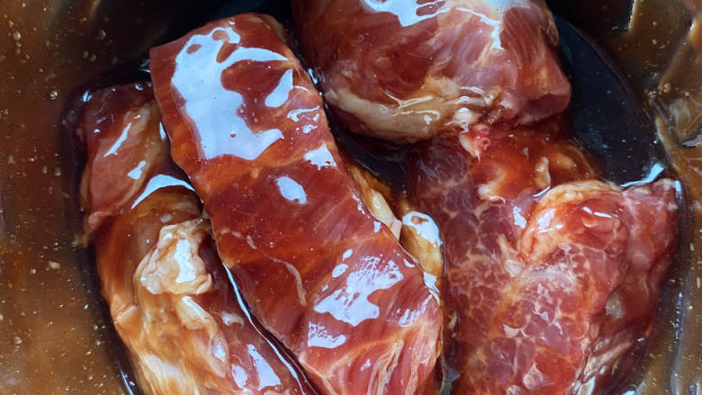 空气炸锅叉烧,梅肉洗干净切成长条状