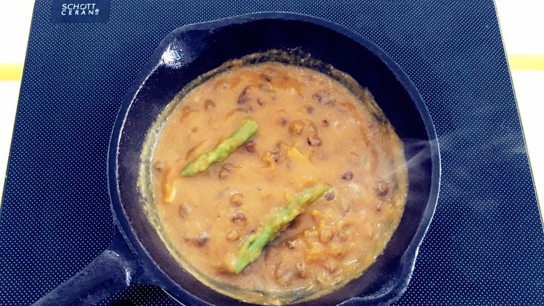 南瓜酱汁牛肉面,加入清水、开小火煮2分钟左右
这一步也是可以用牛奶的,但建议大家还是用清水,品尝纯粹的南瓜香甜。