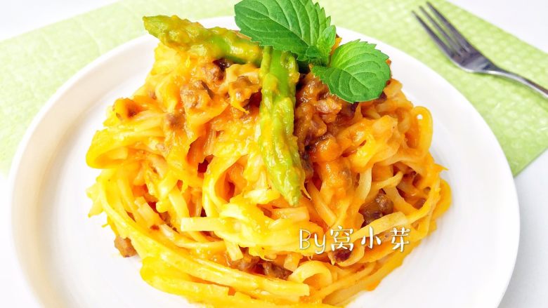 南瓜酱汁牛肉面,入口香味浓郁,一份面条几下就扒拉吃完啦